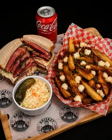 Sandwich Classique + Poutine Régulière + Salade de Chou + Boisson