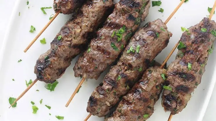 Brochettes de viande hachée